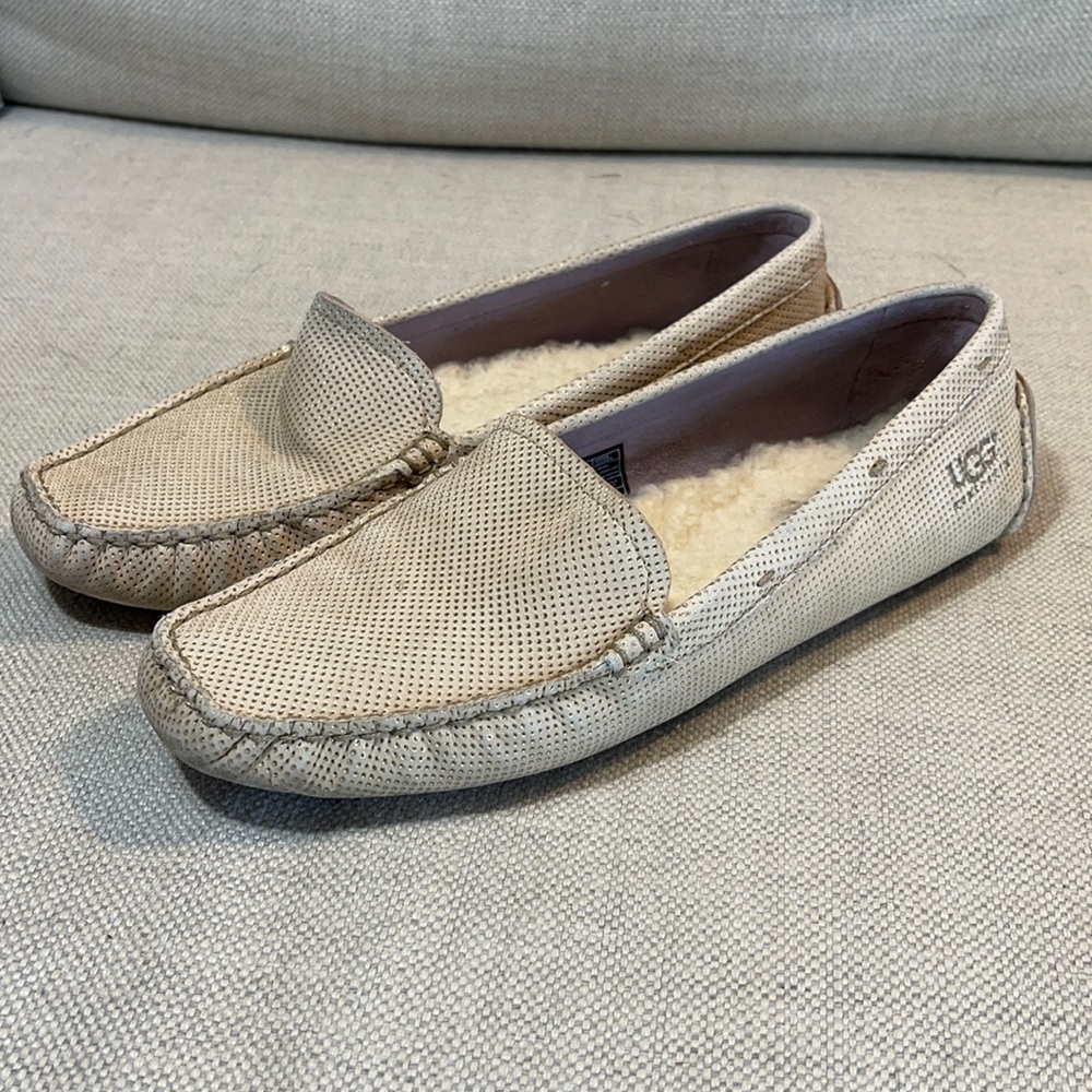 Women’s Ugg leather slip on shoes size 8.5 very good condition